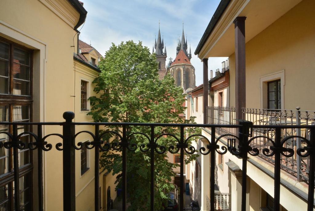 einen Blick von einem Balkon aus auf Gebäude und eine Kirche in der Unterkunft Hotel Metamorphis in Prag