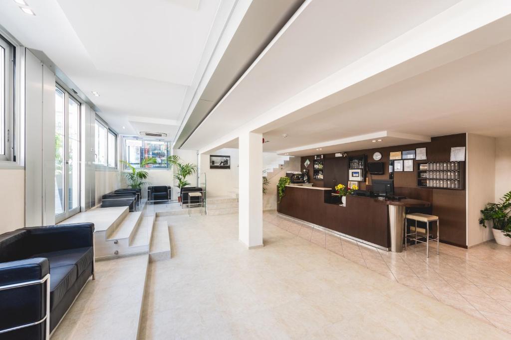 un hall avec des canapés et un bar dans un bâtiment dans l'établissement Hotel Romina, à Rimini