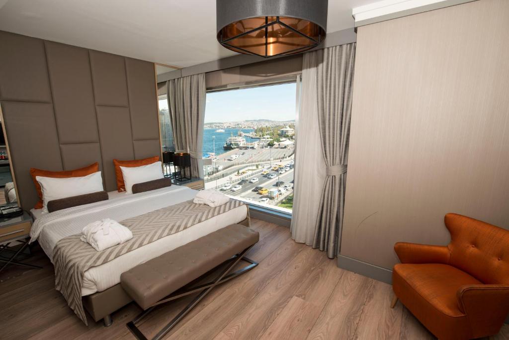 イスタンブールにあるマンソル オールド シティ ボスポラスのベッドルーム1室(ベッド1台、大きな窓付)