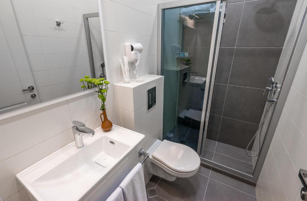 Koupelna v ubytování 8 Rooms Apartotel On Meidan