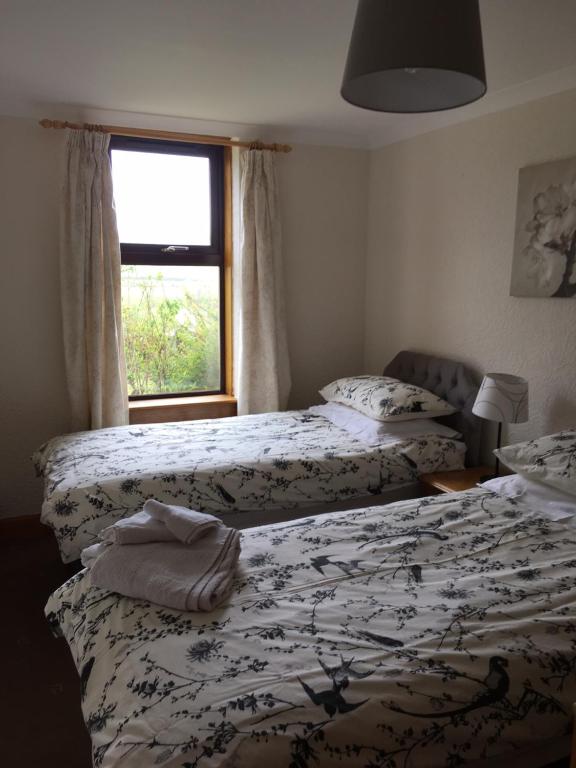 Un pat sau paturi într-o cameră la The Greannan Lower Self catering apartment