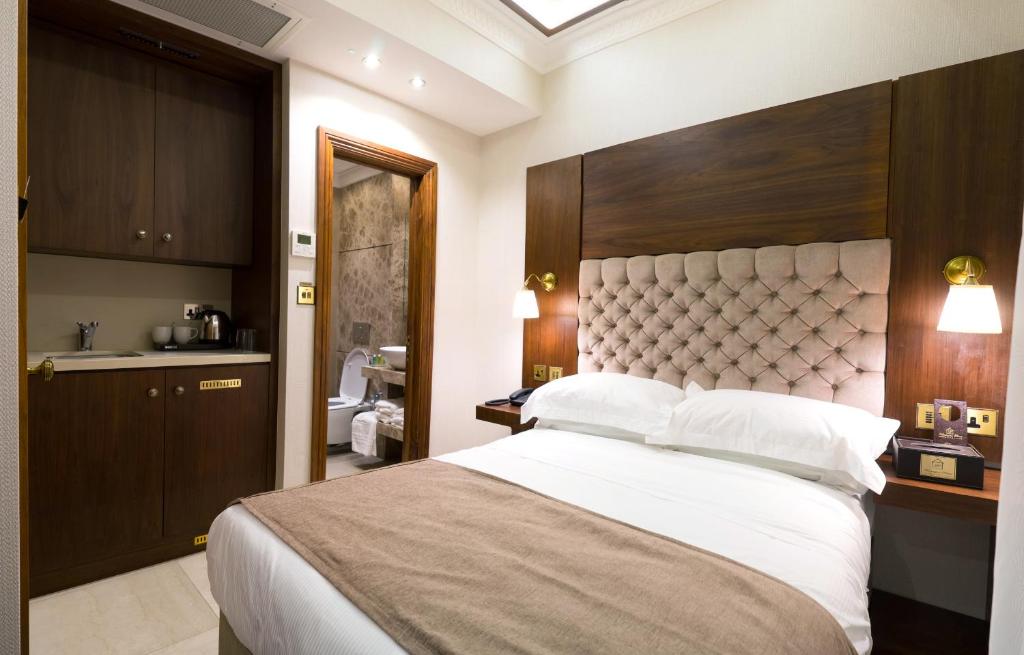 Llit o llits en una habitació de Kensington Prime Hotel