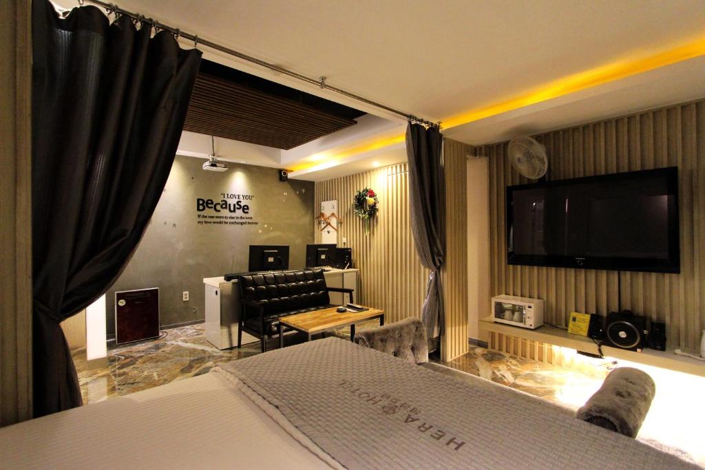 TV a/nebo společenská místnost v ubytování Hera Hotel