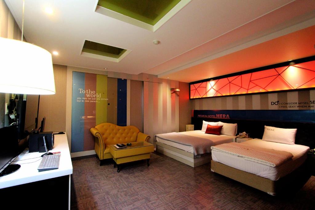 TV a/nebo společenská místnost v ubytování Hera Hotel