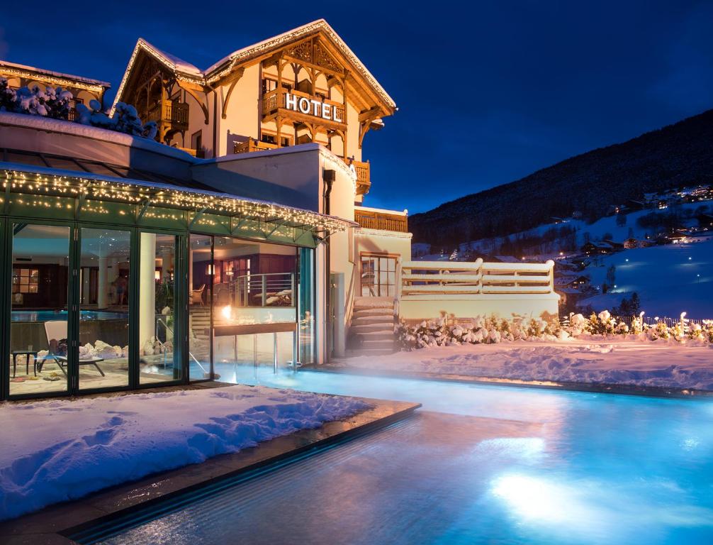 Bazén v ubytování Alpin & Vital Hotel La Perla nebo v jeho okolí