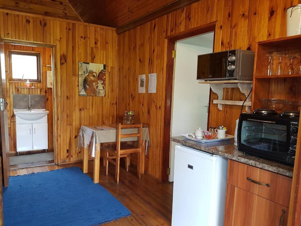 Una cocina o cocineta en Mountain Breeze Log Cabins