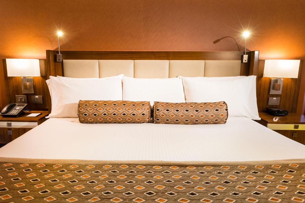 Postel nebo postele na pokoji v ubytování Hotel Dann Carlton Bogota