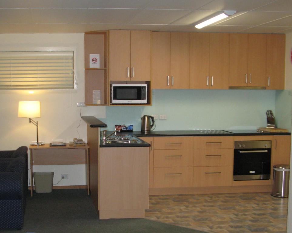 Kuchyň nebo kuchyňský kout v ubytování Barclay Motor Inn