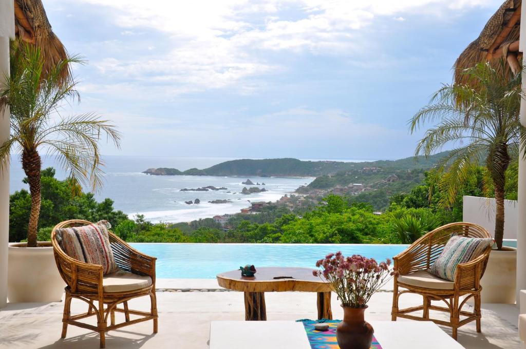 a patio with a view of the ocean at Casa Cometa in San Agustinillo