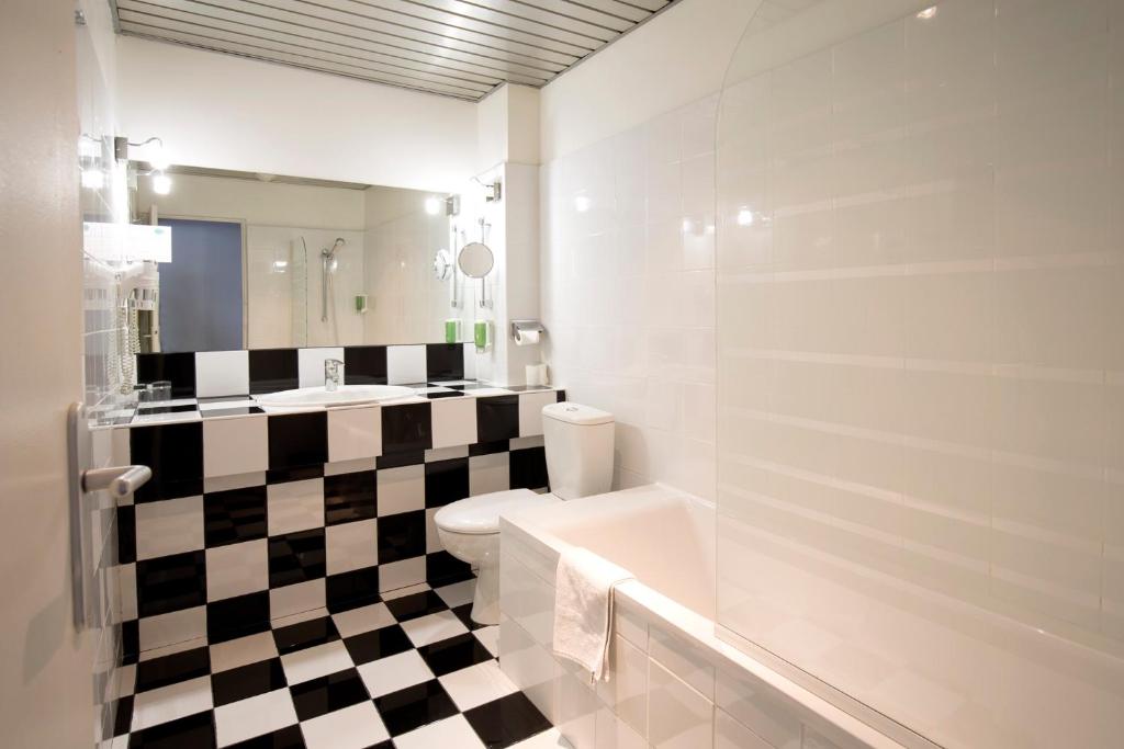 Um banheiro em H&ocirc;tel Raymond 4 Toulouse