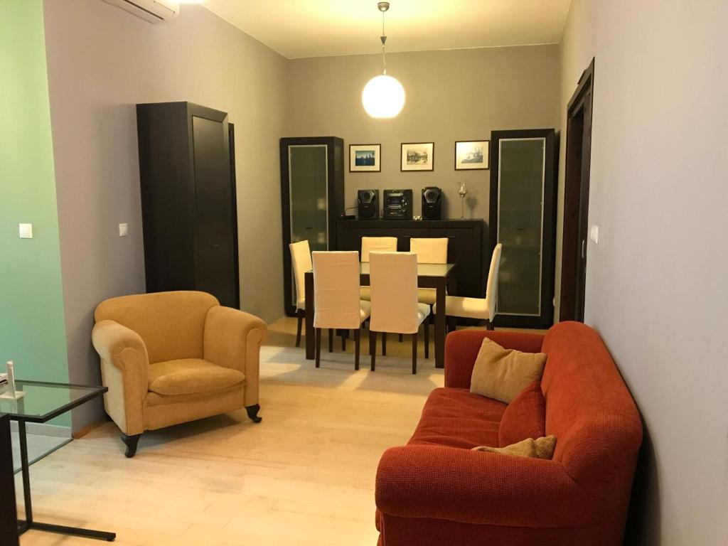 een woonkamer met 2 stoelen en een eetkamer bij Han Krum 2 Bedroom Central Flat in Sofia