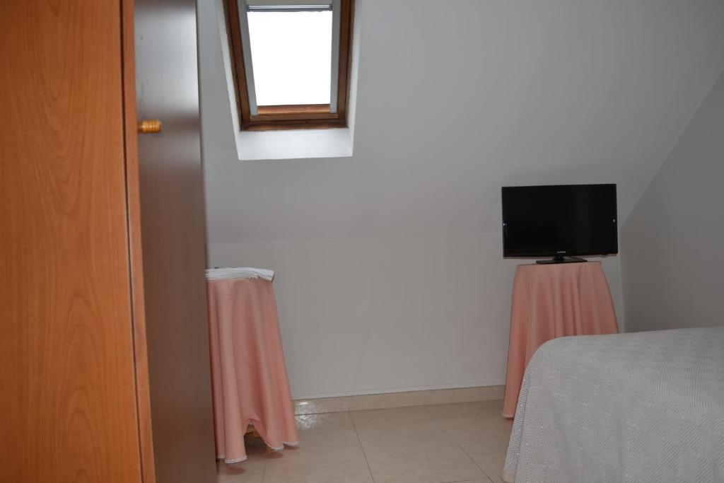 Televízia a/alebo spoločenská miestnosť v ubytovaní Hostal Galicia Arteixo