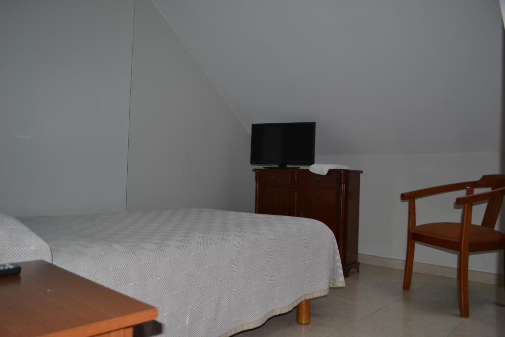 Televízia a/alebo spoločenská miestnosť v ubytovaní Hostal Galicia Arteixo