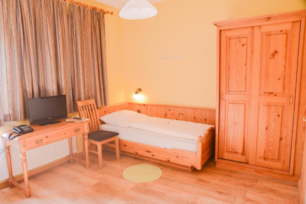 Postel nebo postele na pokoji v ubytování Hotel Rothenburger Hof