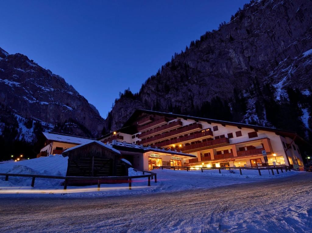 Nespecifikovaný výhled na hory nebo výhled na hory při pohledu z hotelu