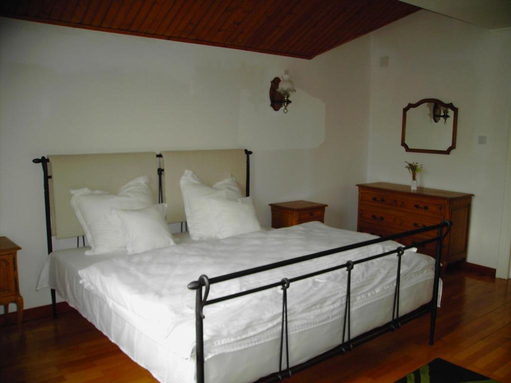 ブラショヴにあるCasa Estetikaのベッドルーム1室(大型ベッド1台、白いシーツ、枕付)