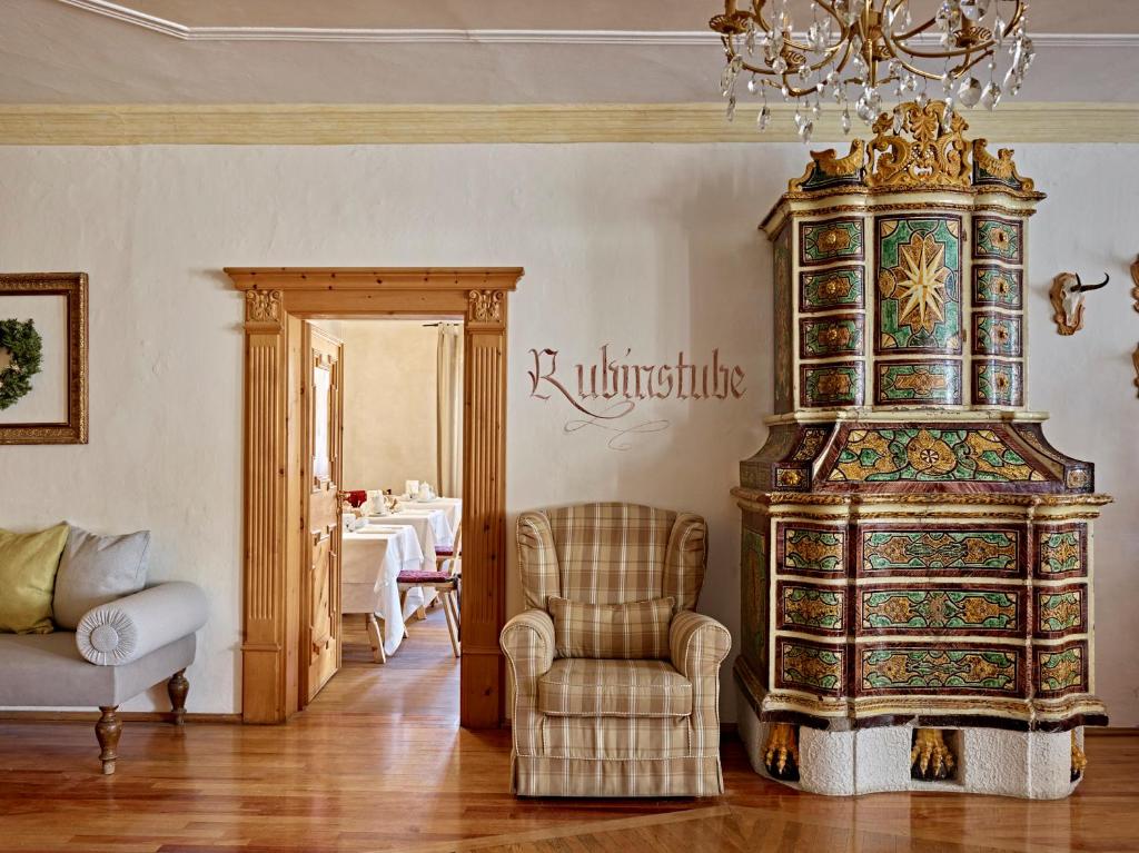 カヴァレーゼにあるRomantic Hotel Excelsiorのリビングルーム(椅子、ドレッサー付)