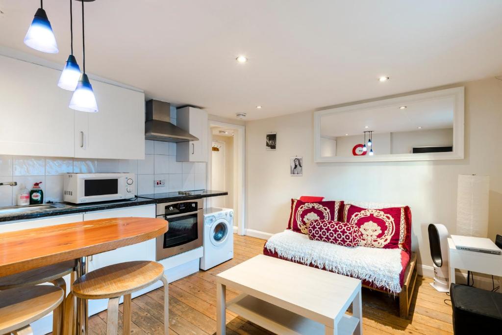 A kitchen or kitchenette at Cosy 1 Bedroomed Central London 