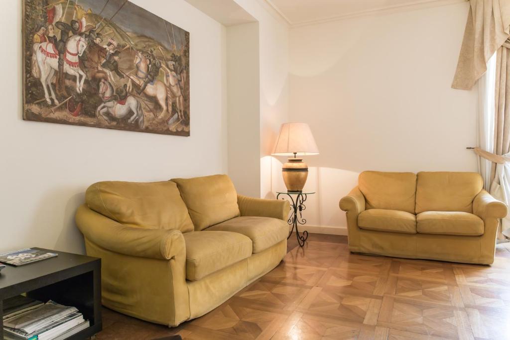 ローマにあるCasa Tranquilliのリビングルーム(ソファ、椅子付)