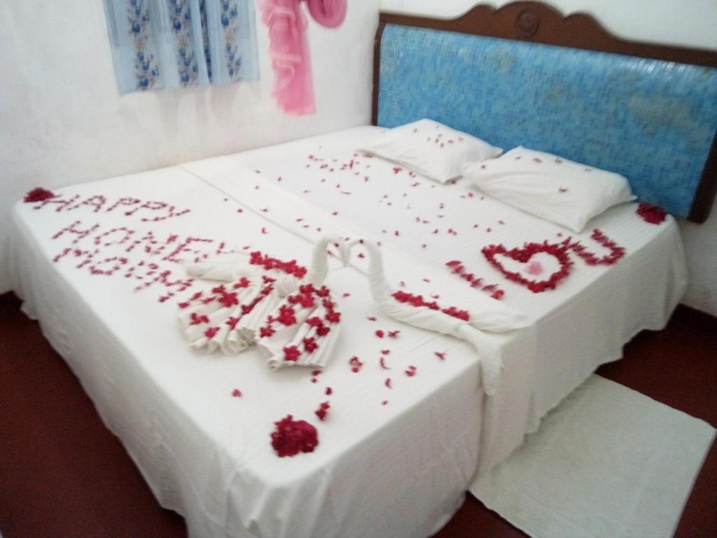 Postel nebo postele na pokoji v ubytování Nilaveli Beach Rooms