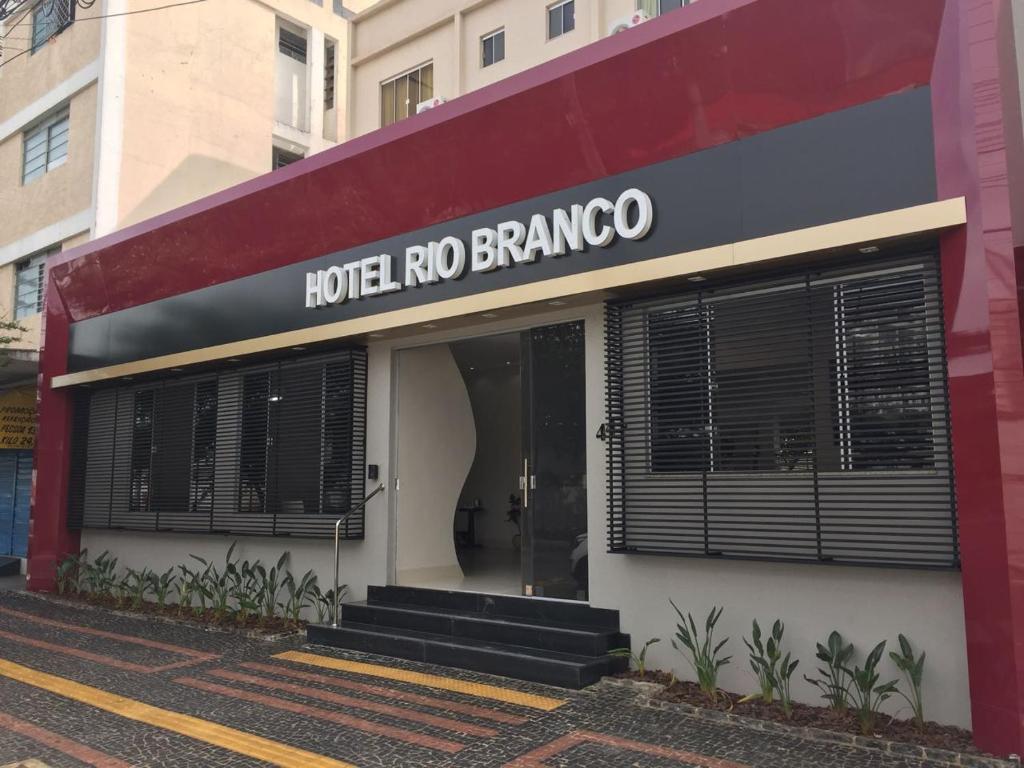 un hotel sin cartel de bango en la parte delantera de un edificio en Hotel Rio Branco, en Goiânia