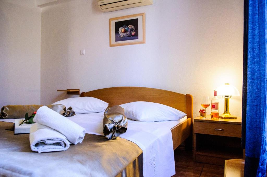 2 Betten in einem Hotelzimmer mit Handtüchern darauf in der Unterkunft Palloma Studios in Baška Voda