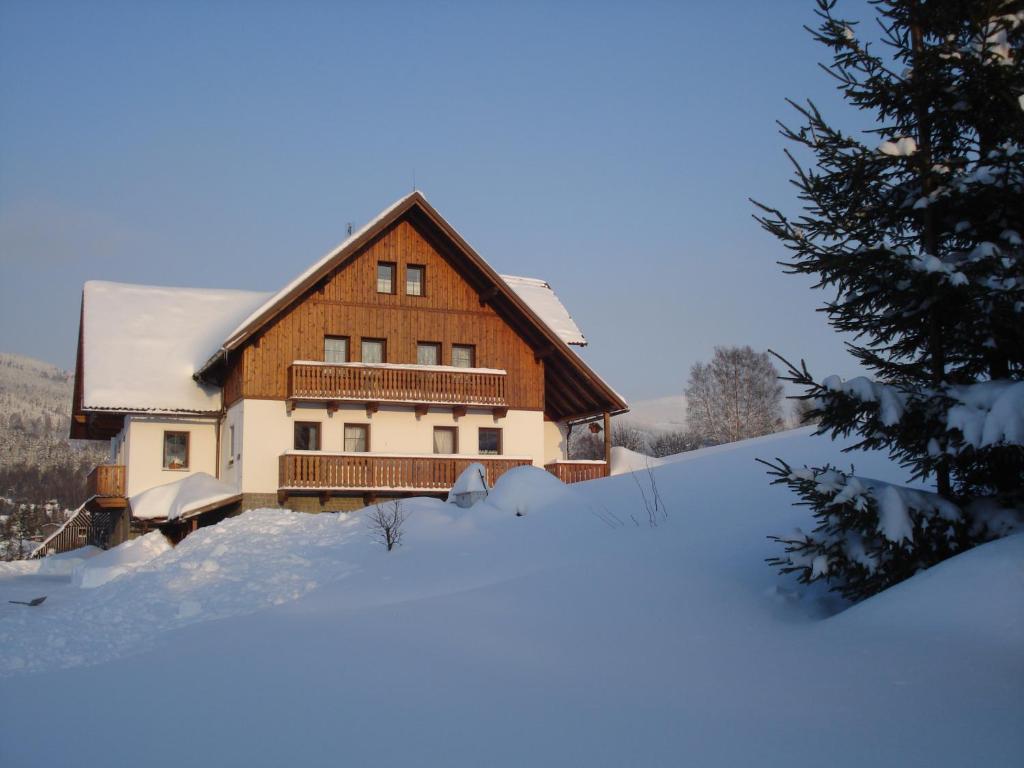 捷克布杰约维采塞德尔旅馆的前面的地面上积雪的房子