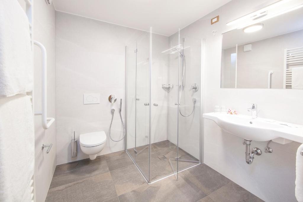 Koupelna v ubytování Hotel Garni Morene