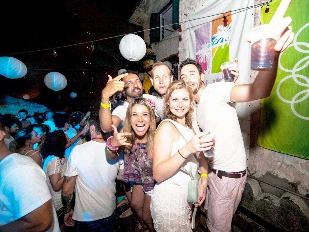 um grupo de pessoas posando para uma foto em uma festa em Pura Vida Hostel no Rio de Janeiro