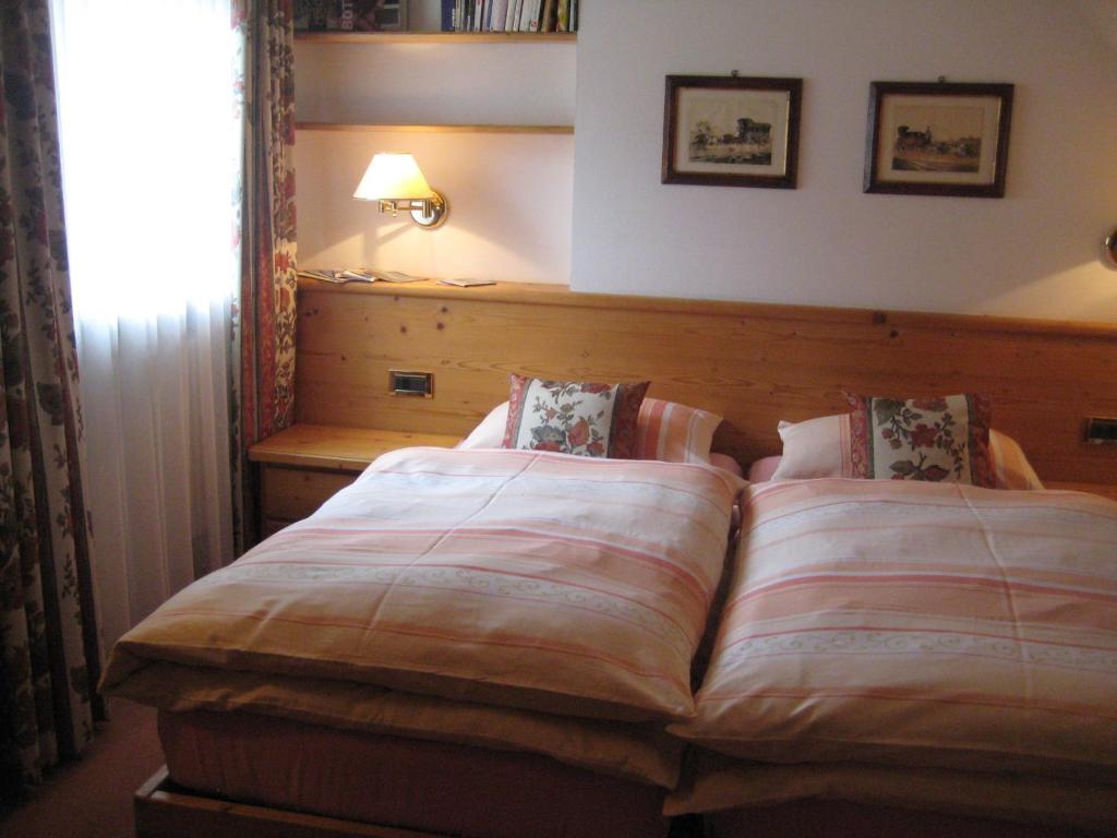 Postel nebo postele na pokoji v ubytování B&B Ciasa Weber