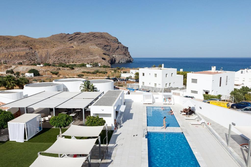 ラス・ネグラスにあるHotel Spa Calagrande Cabo de Gataのスイミングプール付きのリゾートの景色を望めます。
