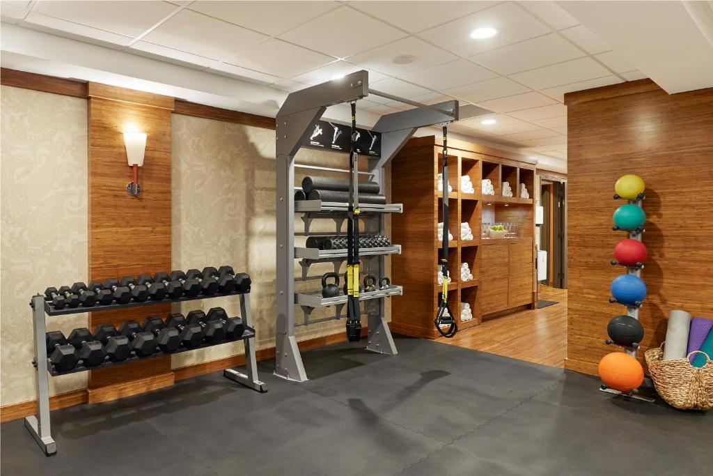 Fitness centrum a/nebo fitness zařízení v ubytování Hutton Hotel