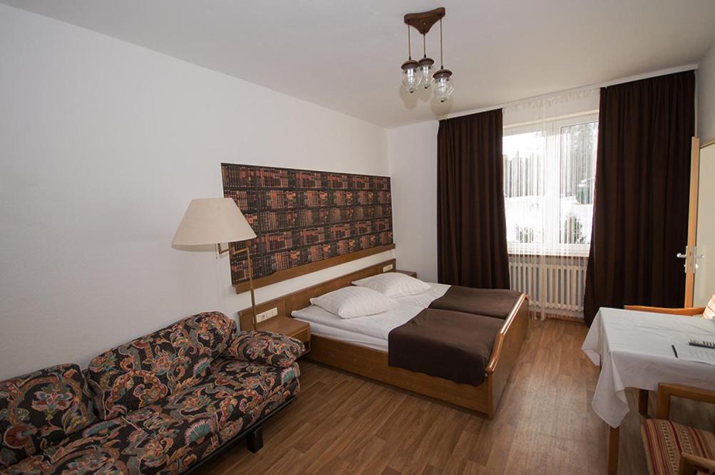 Postel nebo postele na pokoji v ubytování Hotel & Hostel Drei Bären