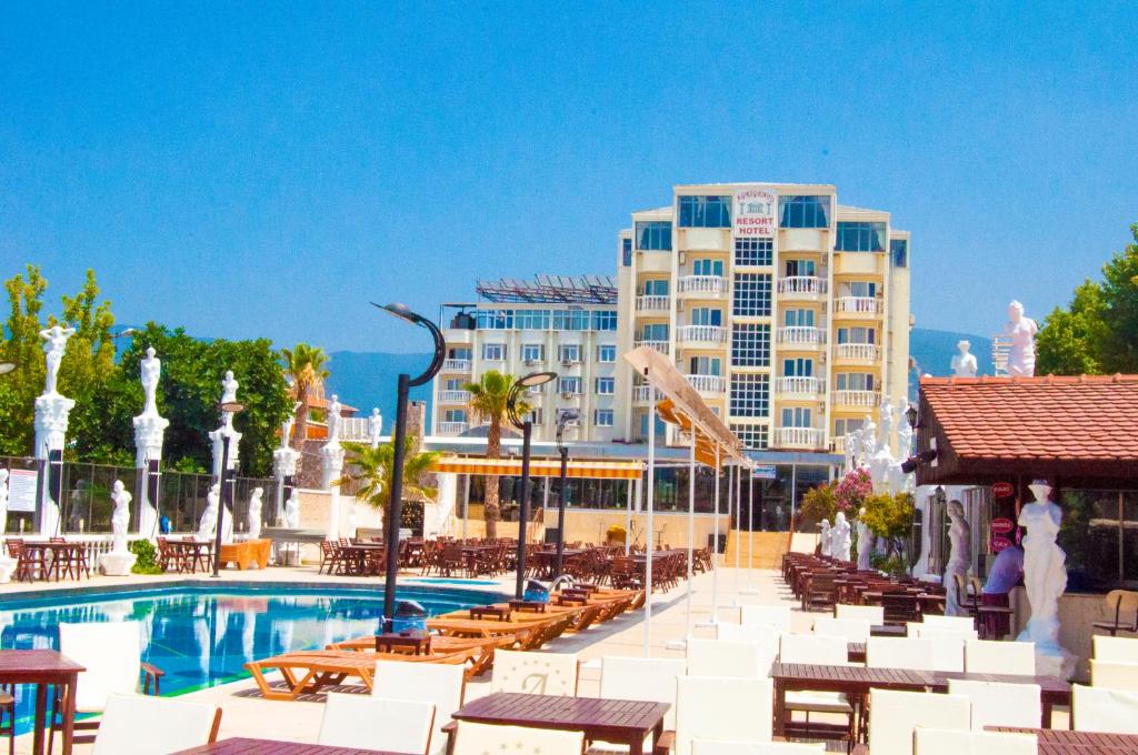 バルケスィルにあるAgrigento Resort Hotelのスイミングプールと建物のあるリゾート