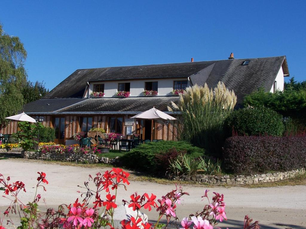 a house with flowers in front of it at Logis Hôtel Restaurant LE VIEUX FUSIL in Soings-en-Sologne