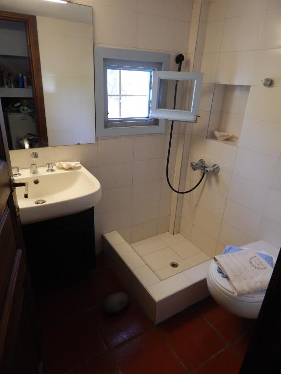 W łazience znajduje się prysznic, umywalka i toaleta. w obiekcie Villa Kos w mieście Asfendioú