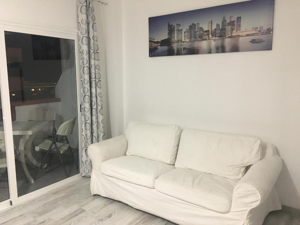 アロナにあるTajinastesの白いソファ付きのリビングルーム(壁に絵画付)