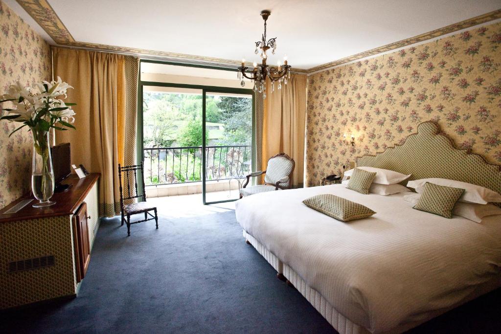 Hotel Restaurant Chavant في Bresson: غرفة نوم بسرير كبير ونافذة كبيرة