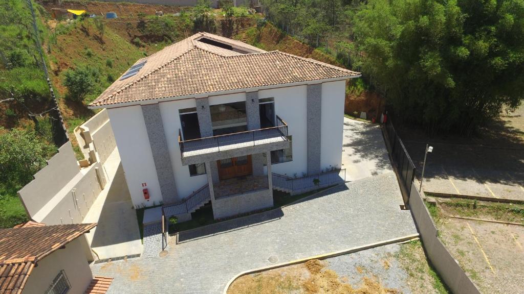 uma vista superior de uma pequena casa branca em Pousada Primaz de Minas em Mariana