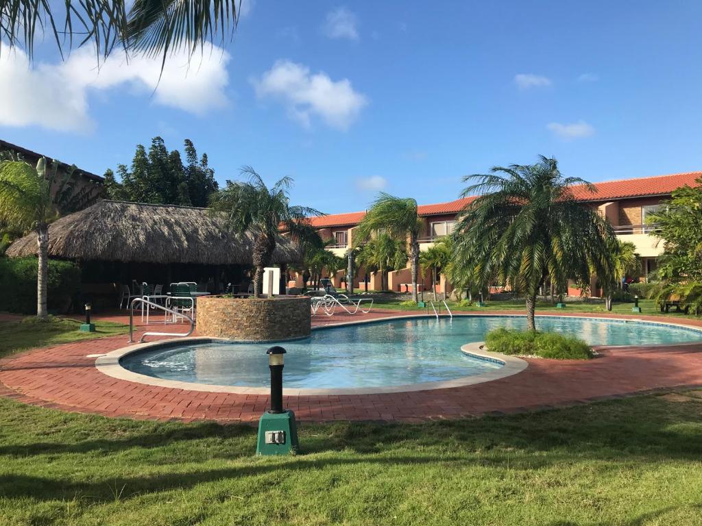 una piscina di fronte a un resort di Aruba , Eagle Beach Townhouse a Palm Beach