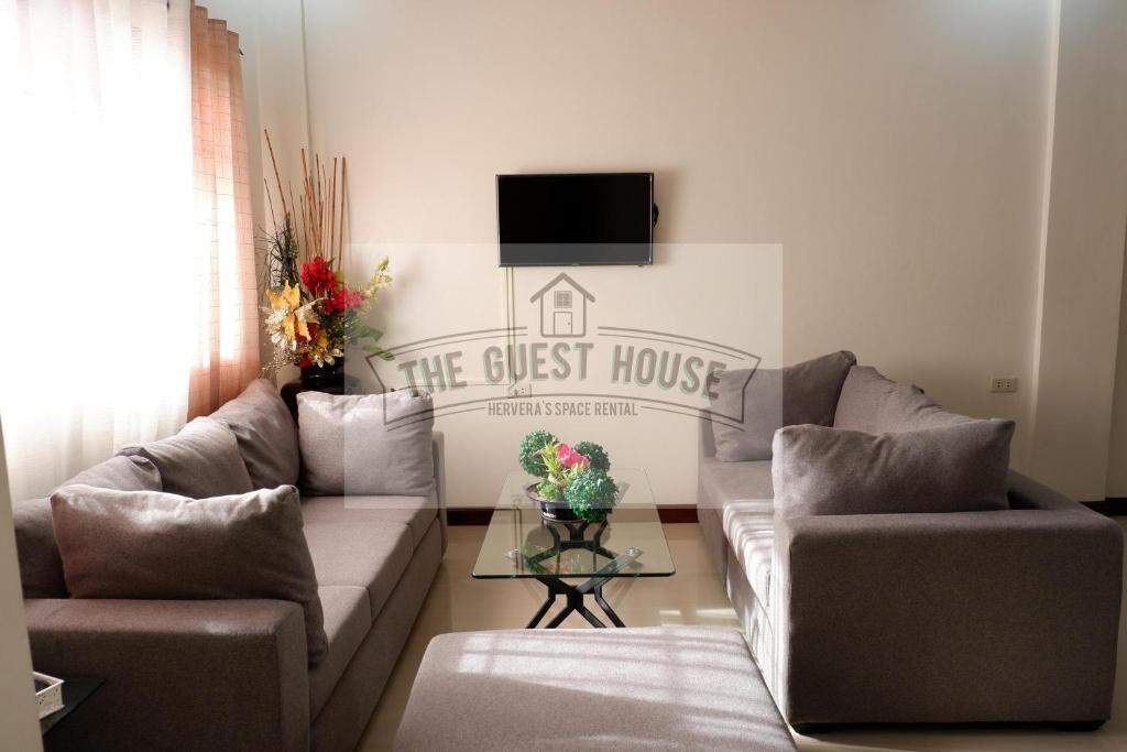 - un salon avec deux canapés et une table en verre dans l'établissement The Guest House, à Lucena