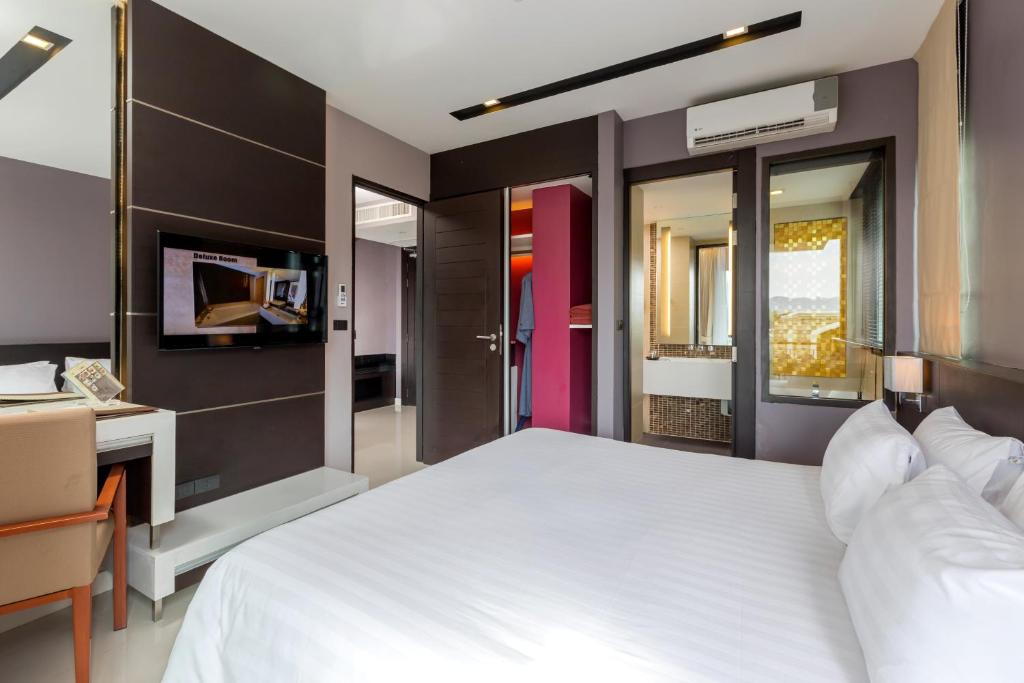 Postel nebo postele na pokoji v ubytování The Charm Resort Phuket - SHA Certified