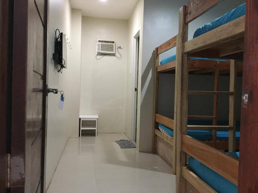 TV a/nebo společenská místnost v ubytování Boracay Backpackers