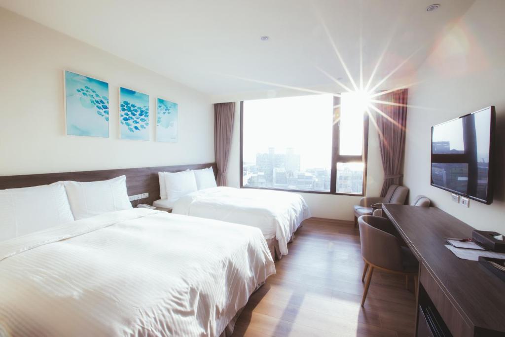 A bed or beds in a room at FangLiao Hotel