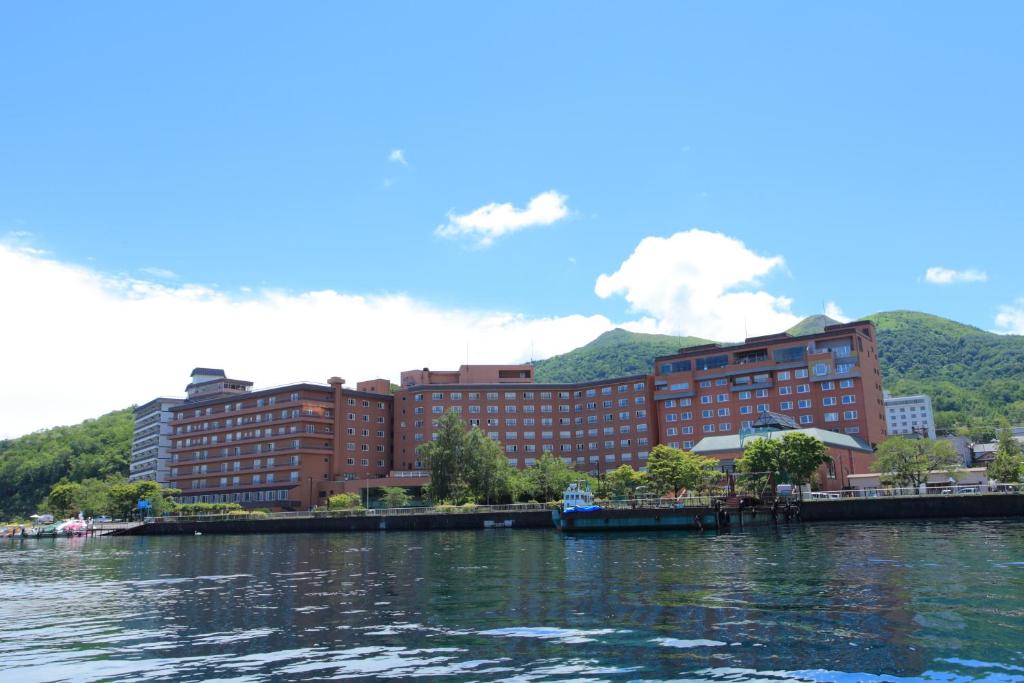 洞爺湖にある洞爺湖万世閣ホテルレイクサイドテラスの水辺からの市街の景色