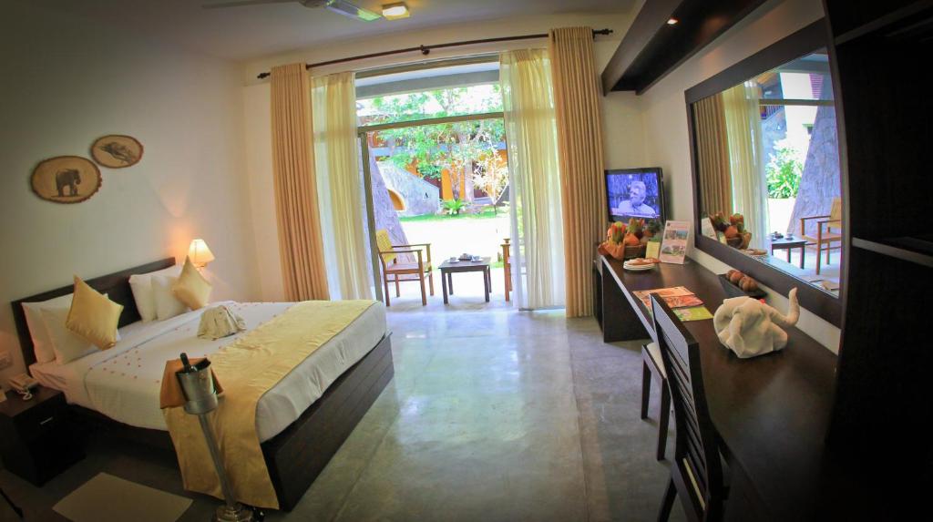 TV a/nebo společenská místnost v ubytování Grand Udawalawe Safari Resort