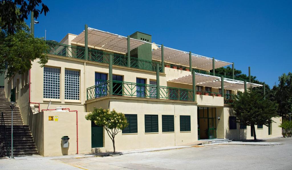 budynek z balkonem na górze w obiekcie Albergue Inturjoven Algeciras-Tarifa w mieście Algeciras