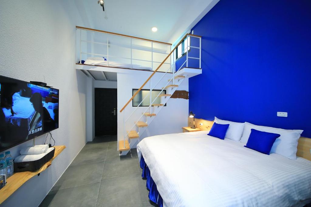 Tempat tidur dalam kamar di Qixingtan Xinghai B&B