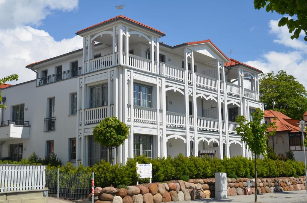 - un grand bâtiment blanc avec un grand balcon dans l'établissement Villa Annika - Apt. 02, à Sellin