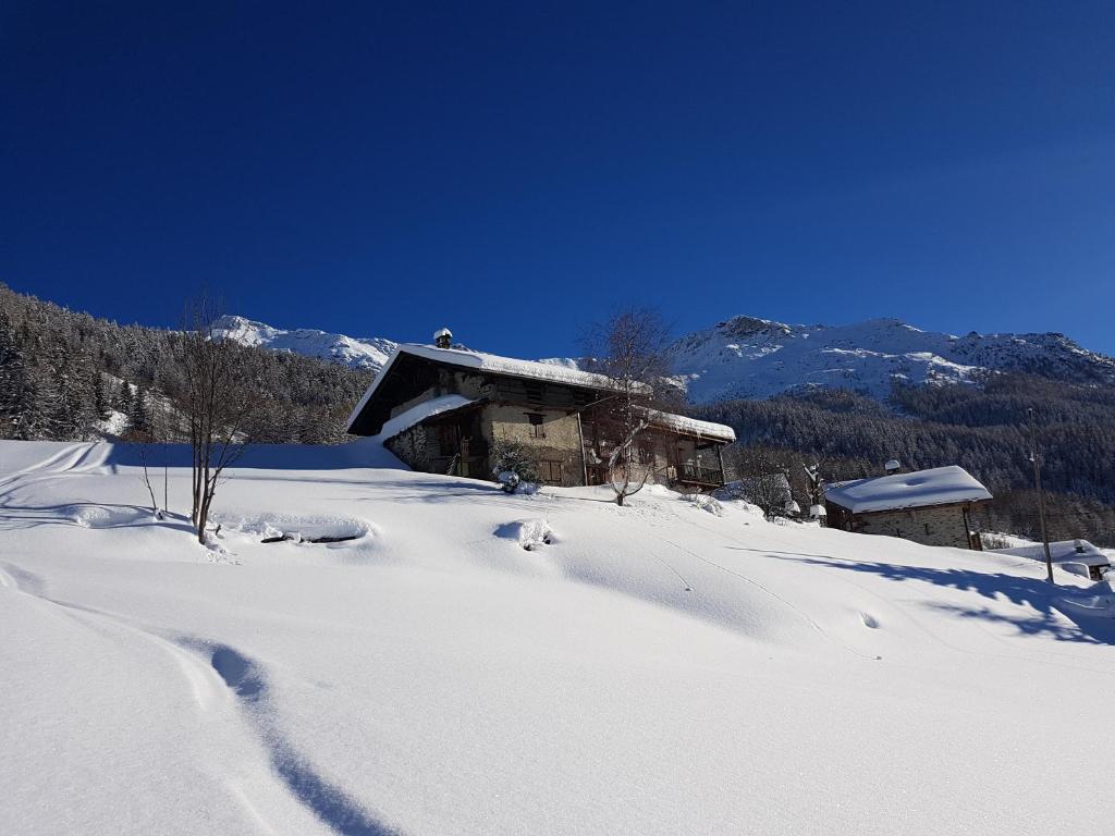 a building in the snow with footprints in the snow at Arpege Des Neiges in Sainte-Foy-Tarentaise